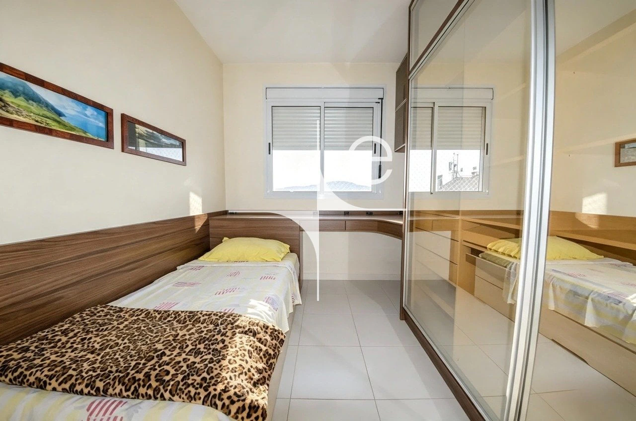 Furnished apartment, 85 m², with a glass-enclosed balcony — photo 14