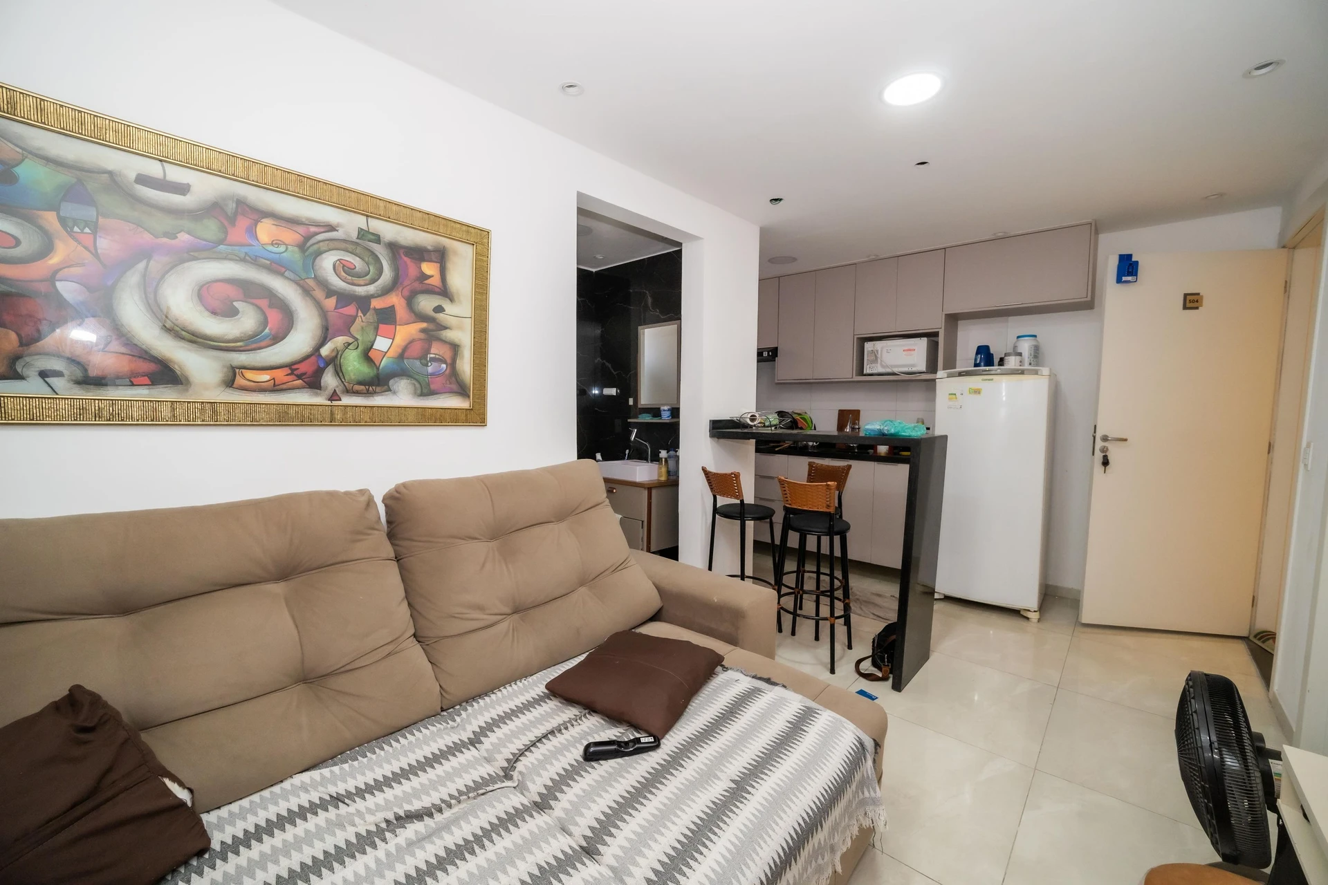 2-bedroom apartment in a building with a gym — photo 13