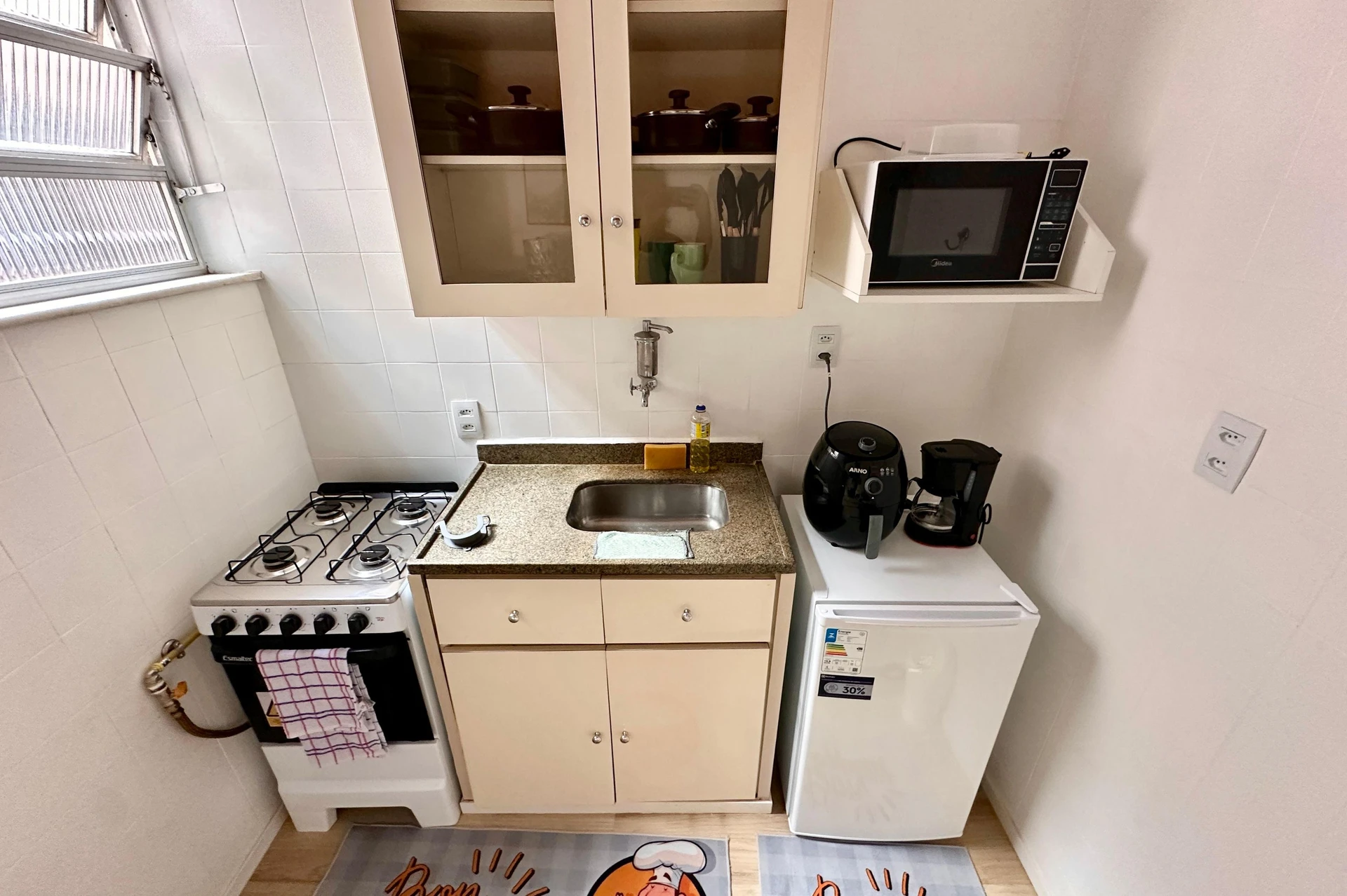 Furnished 1-bedroom apartment with kitchenette and gas stove — photo 8