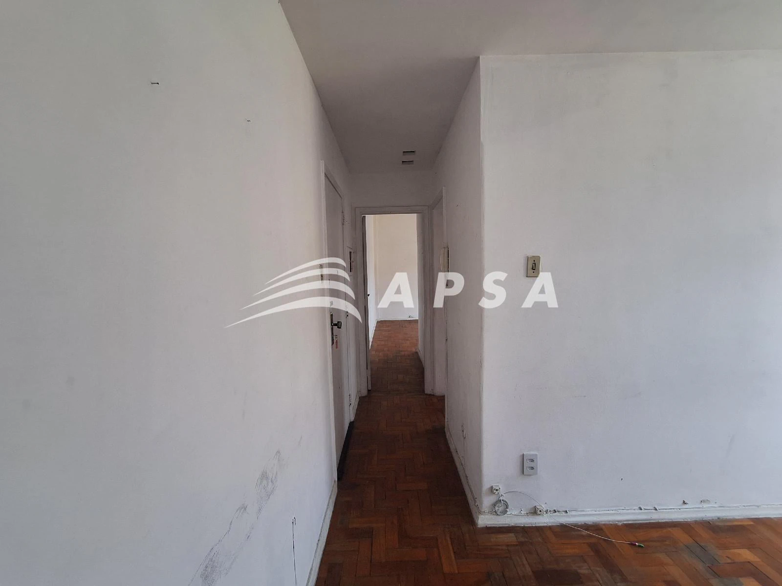 Wood or laminate floors in a one-bedroom apartment, 47 m² — photo 8