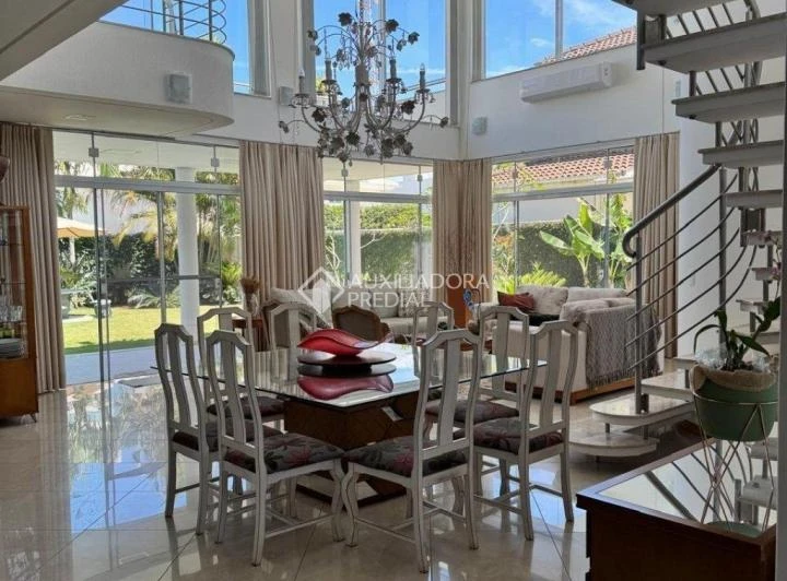 House with 6 bedrooms (5 en-suite) and 8 bathrooms