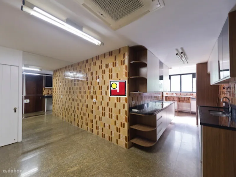 4-bedroom apartment with a glass-enclosed balcony — photo 34