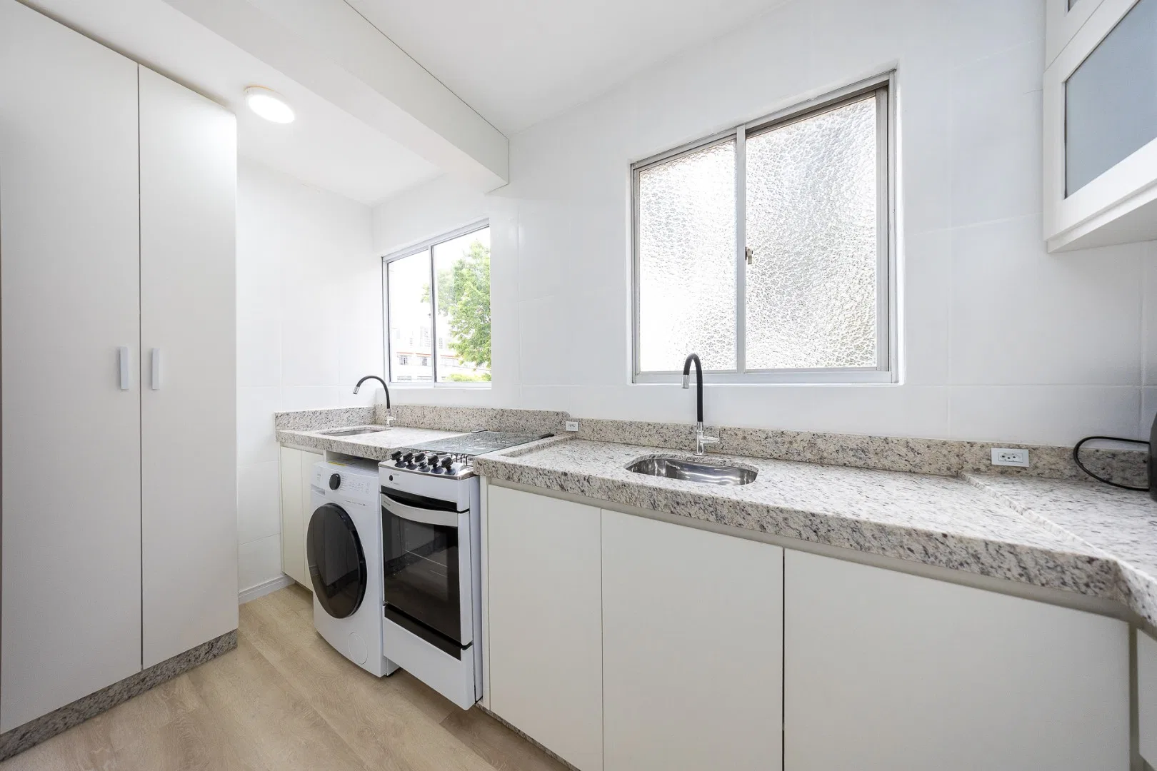 Робоче місце та 2 спальні: квартира 45 м² — photo 2