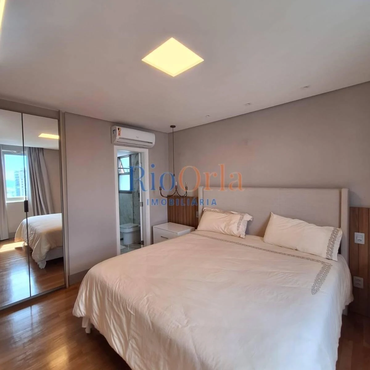4-bedroom apartment with a walk-in closet — photo 3