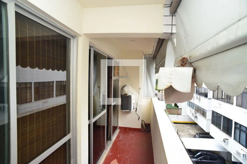 4-bedroom apartment with wood or laminate floors — photo 15