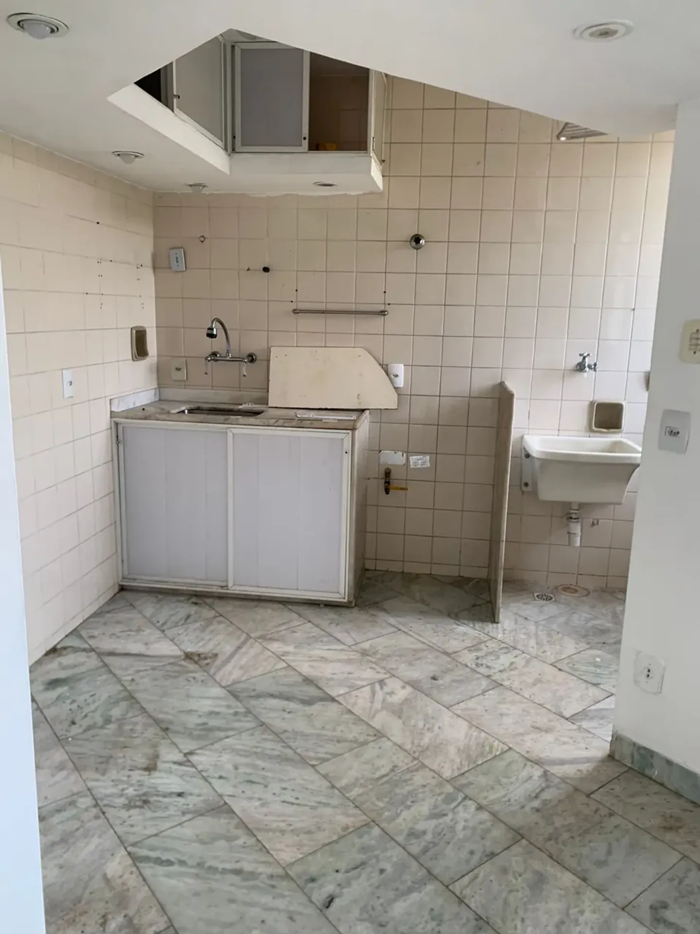 Apartment on the 11th floor with a mountain view — photo 15