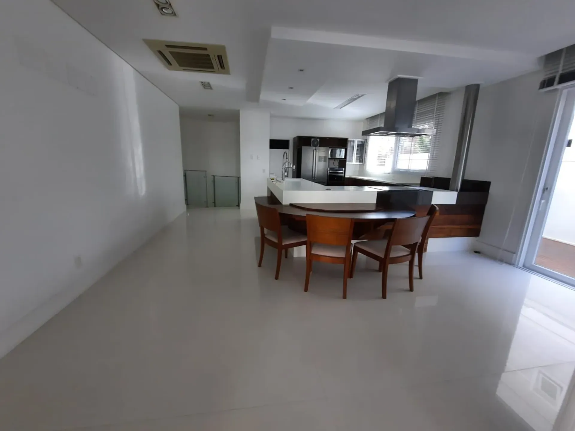 House with 7 bedrooms and an open-plan kitchen — photo 2