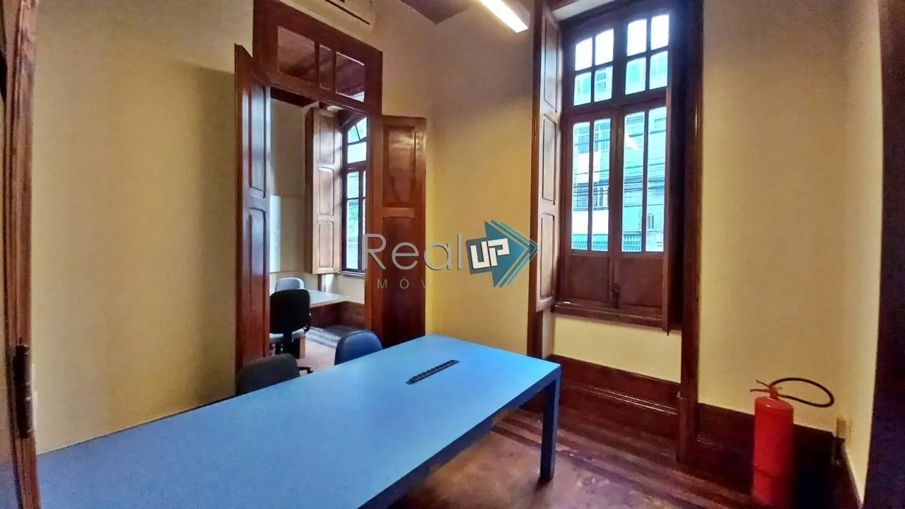 Colonial-style house with 3 bedrooms and a balcony — photo 65