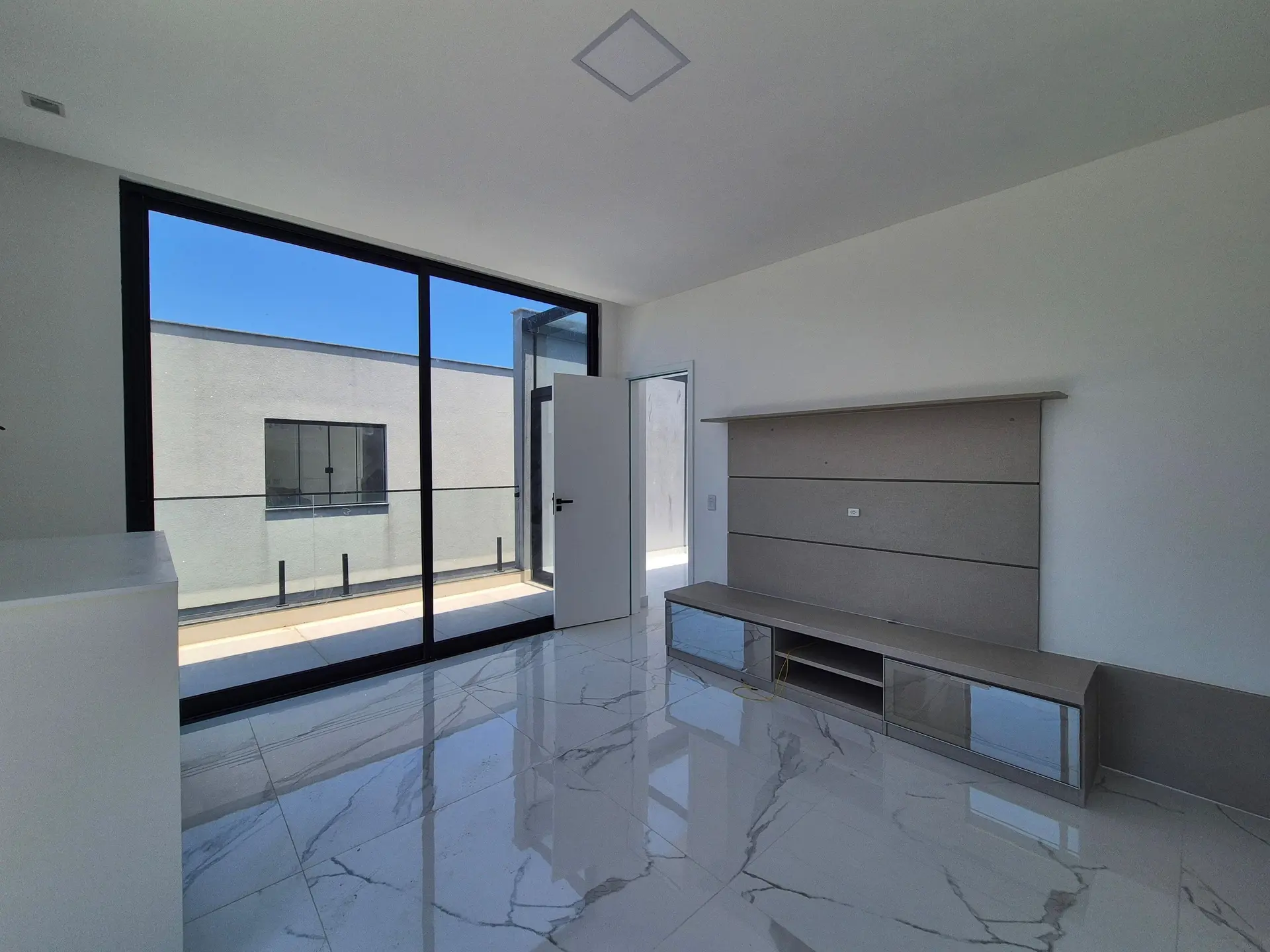 Ventanales de piso a techo y 5 dormitorios: casa de 403 m² — photo 42