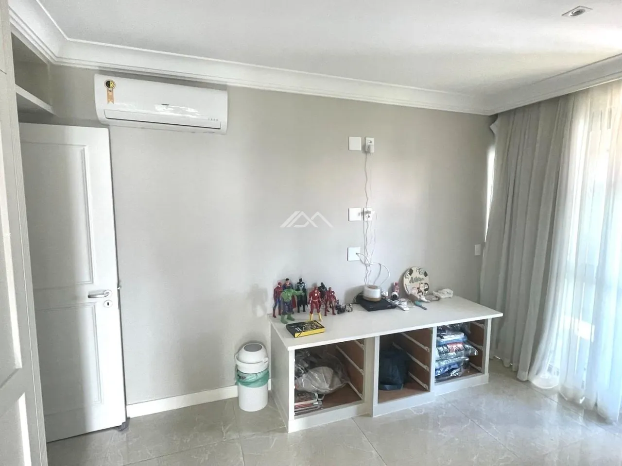 Apartment with 4 bedrooms and 5 bathrooms and enclosed balcony — photo 10