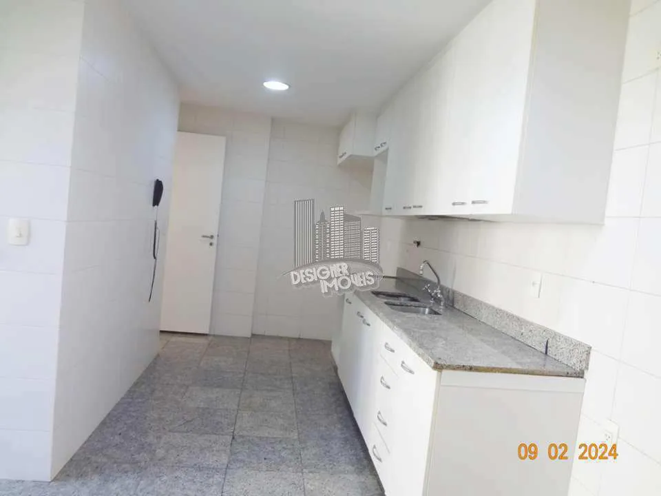 Balcony with a grill in a 3-bedroom apartment, 129 m² — photo 13