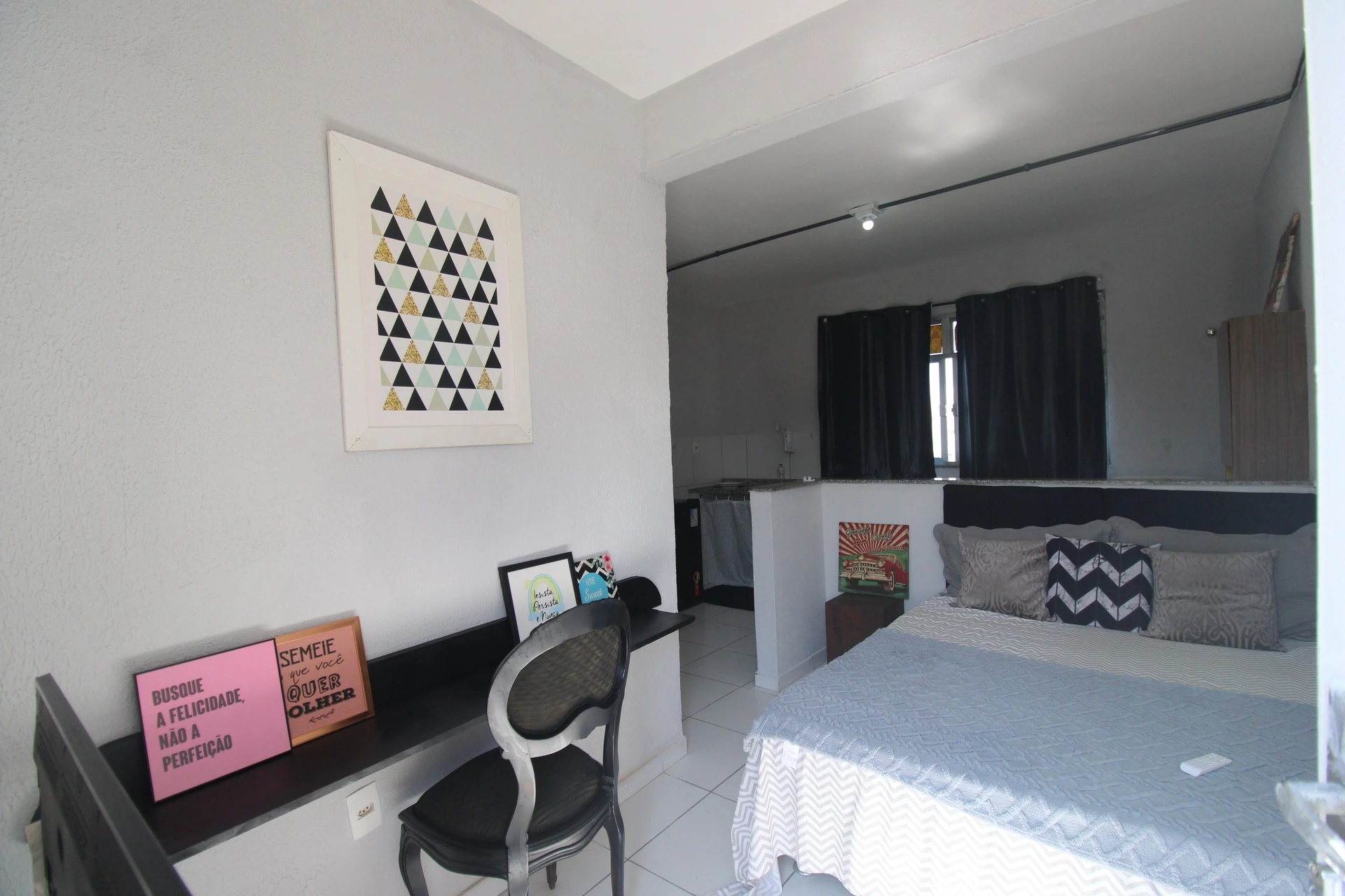Furnished studio with kitchenette and en-suite