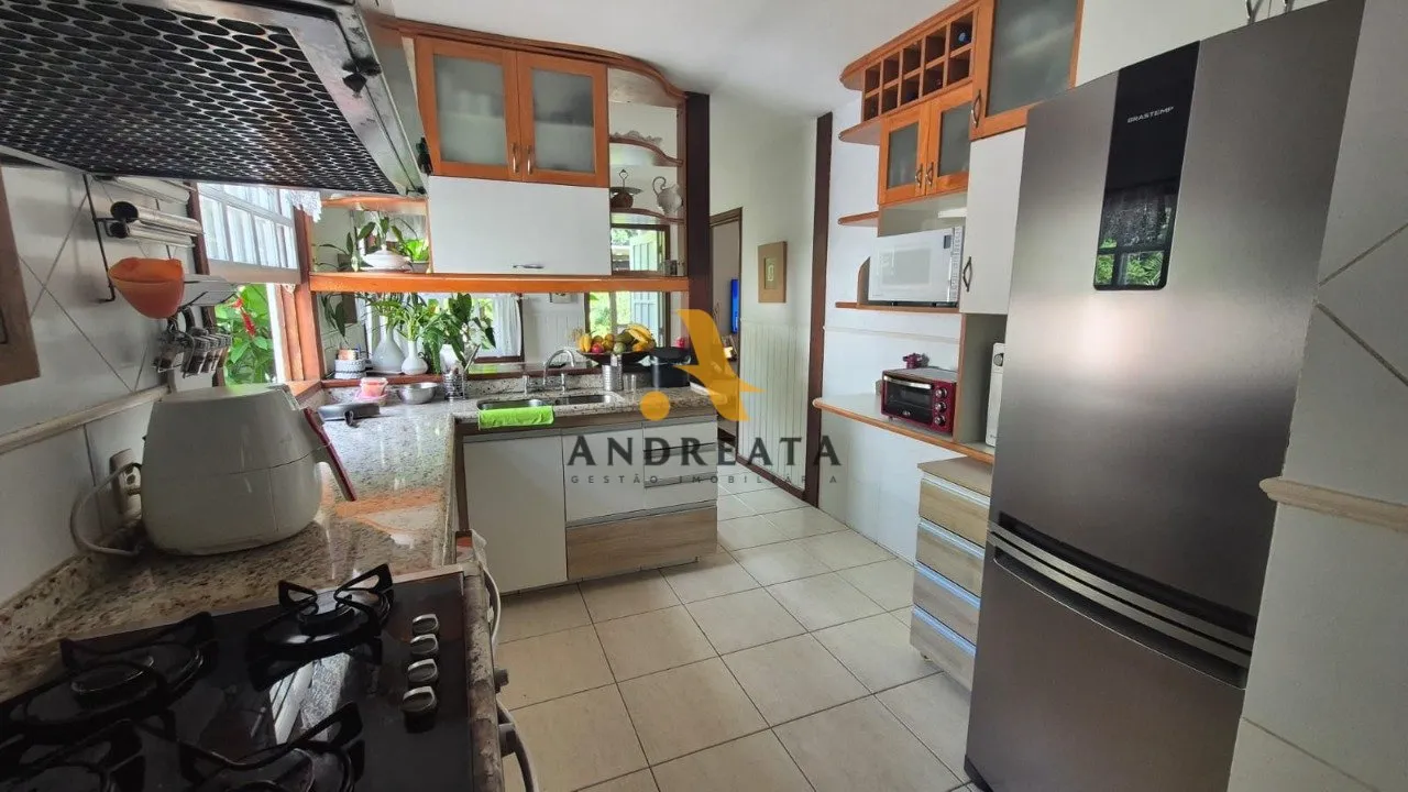 Casa de 307 m² com janelas do piso ao teto e banheira — photo 23