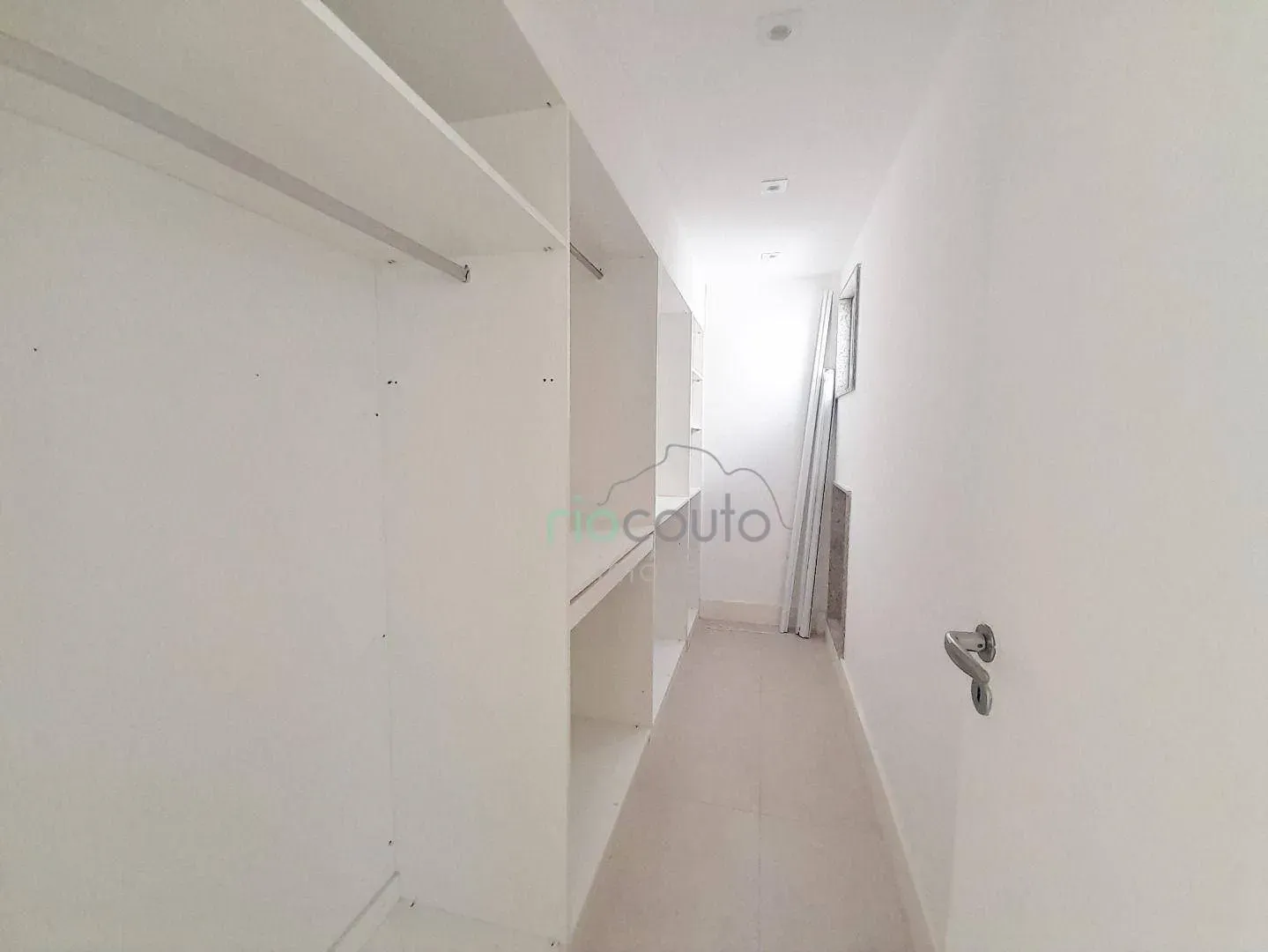Apartment with 4 bedrooms and a balcony — photo 51