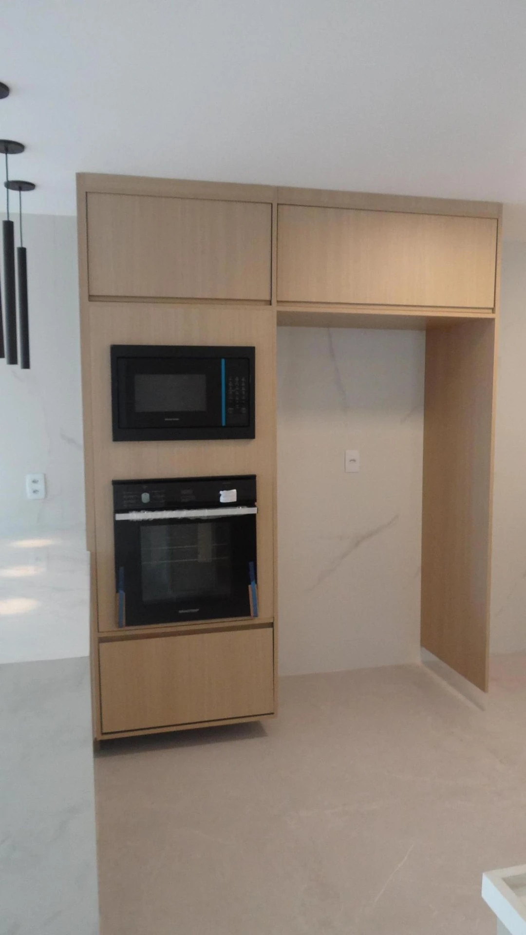 Casa de 384 m² com janelas do piso ao teto e varanda gourmet — photo 71