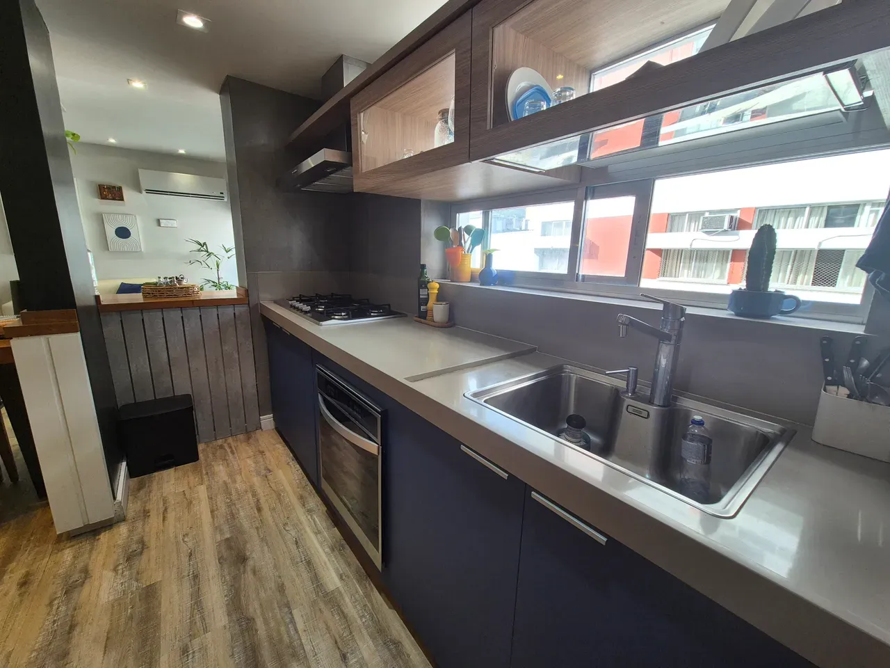 90 m² apartment with a home office and a washing machine — photo 31