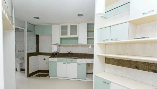 Unfurnished apartment with an enclosed glass balcony — photo 6