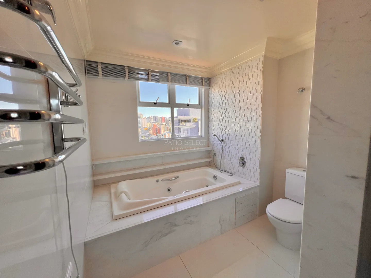 Гардеробная и 3 спальни: квартира 180 м² — photo 71
