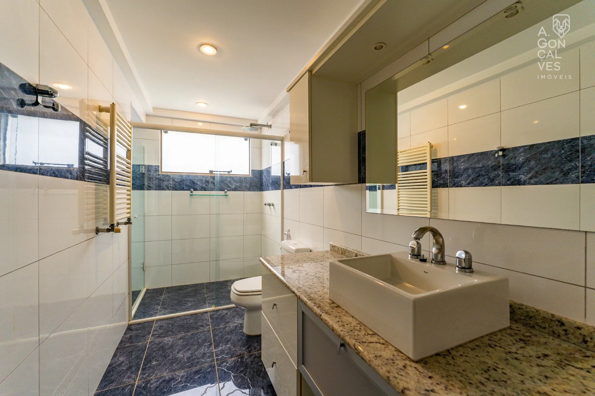 Unfurnished house with 4 bedrooms and 5 bathrooms — photo 48