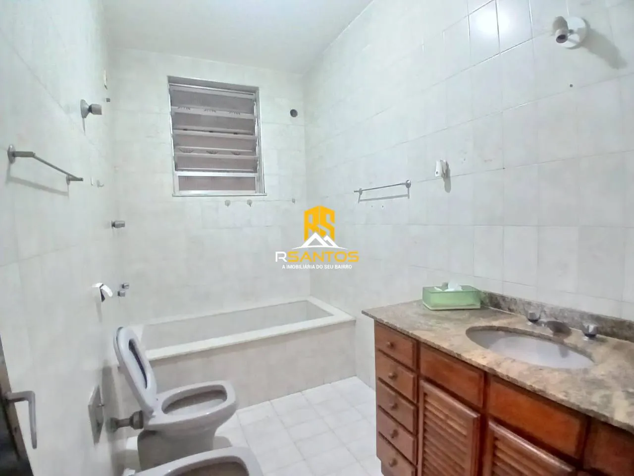2-bedroom house with a bathtub — photo 11