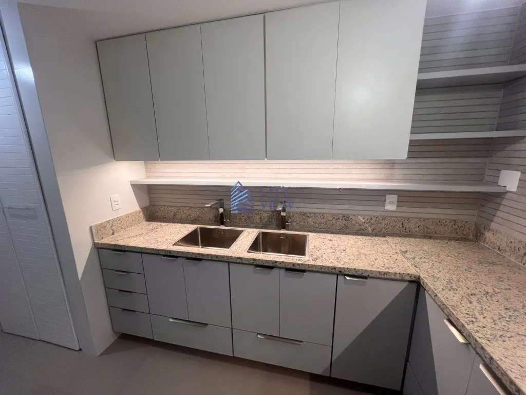 4-bedroom apartment with 5 bathrooms and a balcony — photo 23