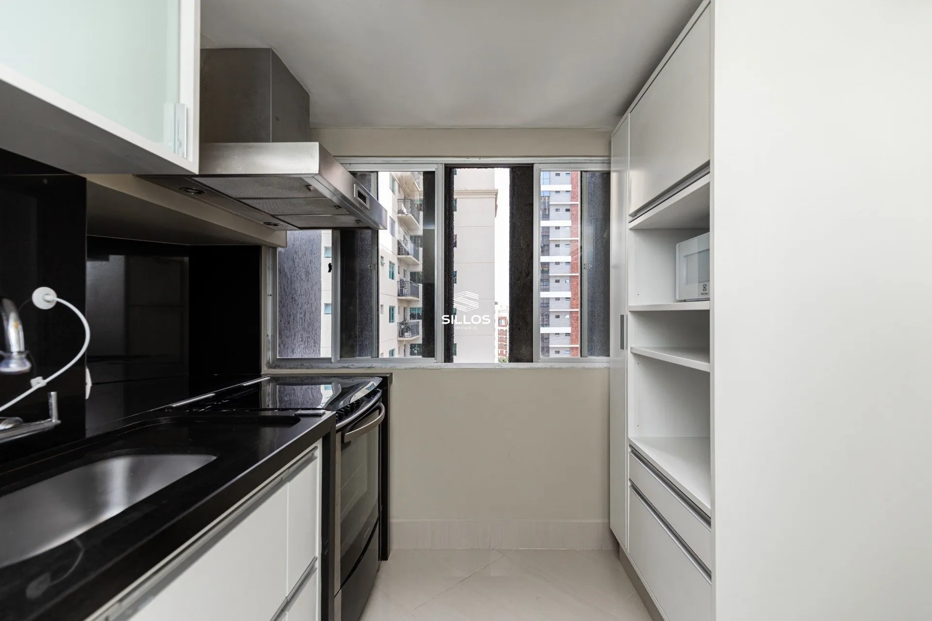 121 m² apartment with a glass-enclosed balcony and a bathtub — photo 27