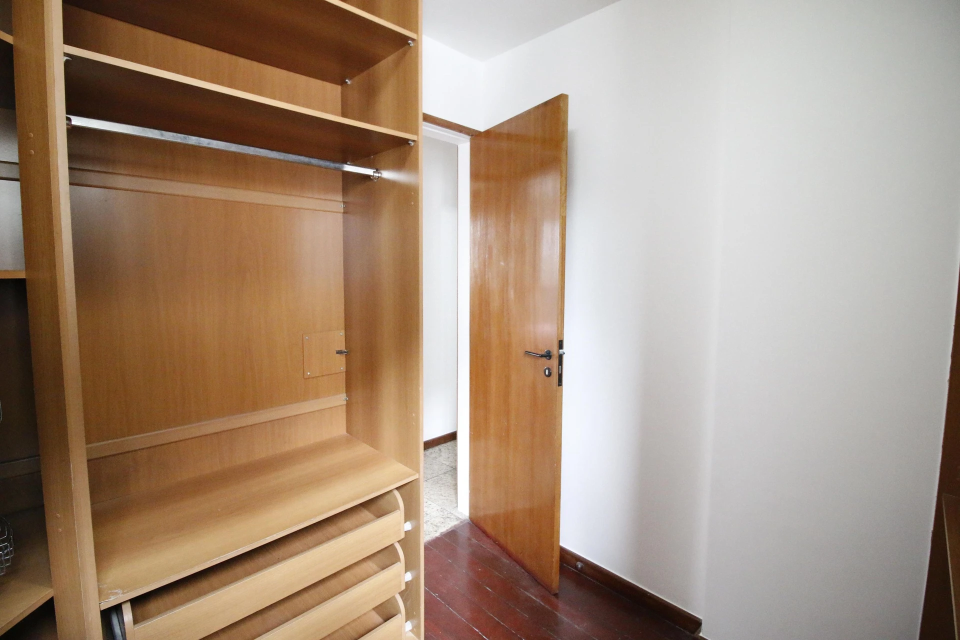 Balcony with a grill in a 4-bedroom apartment, 172 m² — photo 24