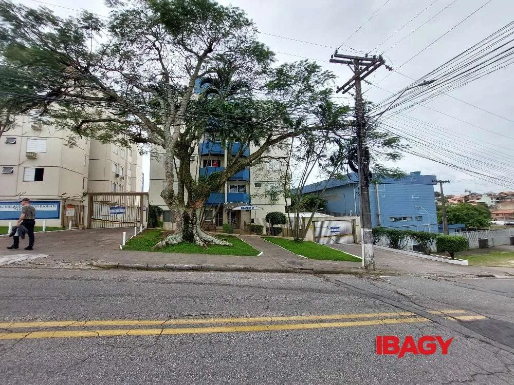 2-bedroom apartment with a washing machine in Florianópolis — photo 8
