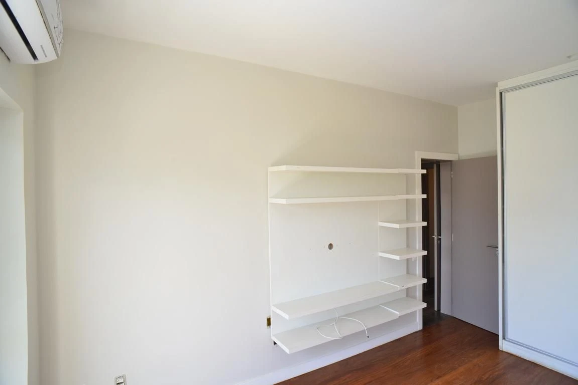 3-bedroom apartment in a building with a gym — photo 15