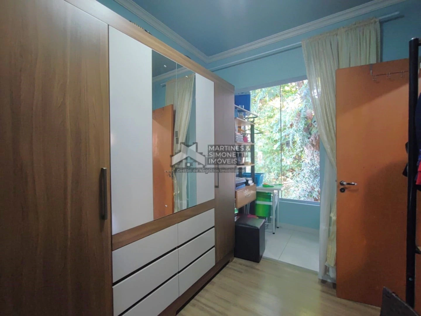 3-bedroom house with a walk-in closet in Curitiba — photo 9
