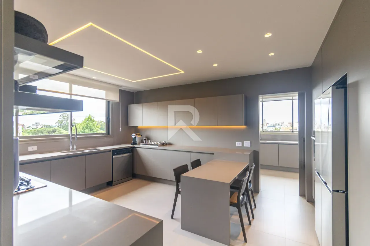 Apartment with 3 en-suite bedrooms and open kitchen — photo 13