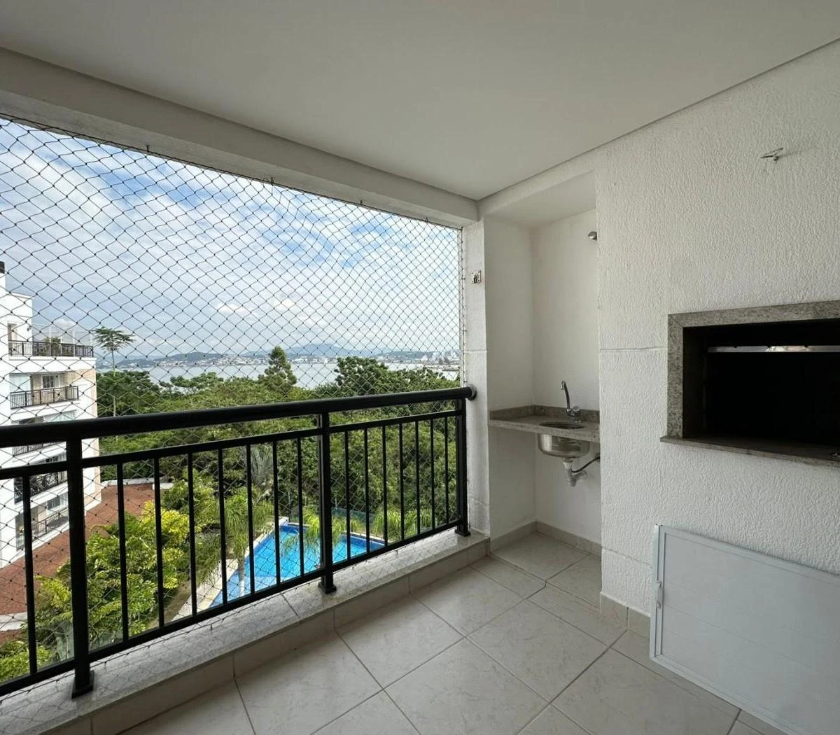 3-bedroom apartment with a water view in Florianópolis