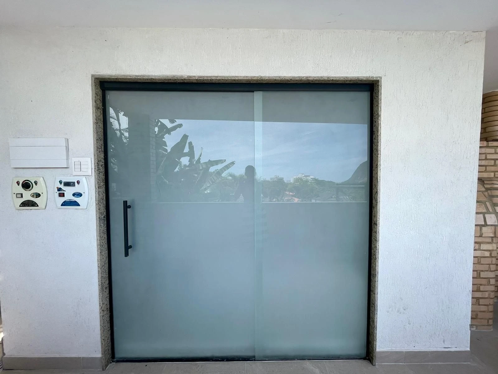 4-bedroom apartment with a grill on the balcony — photo 47