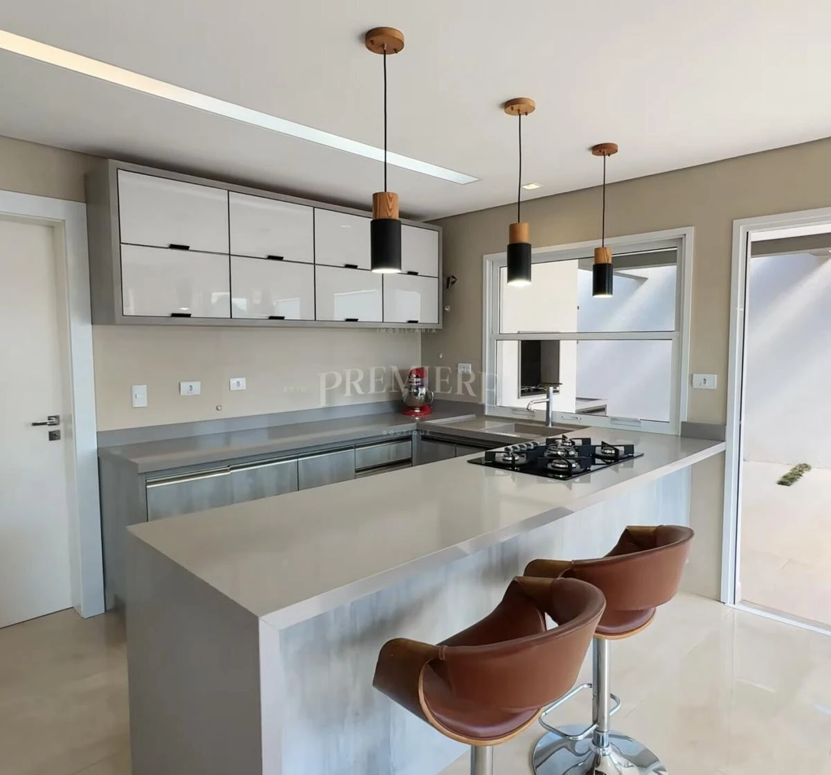 4-bedroom house with a glass-enclosed balcony in Curitiba — photo 14