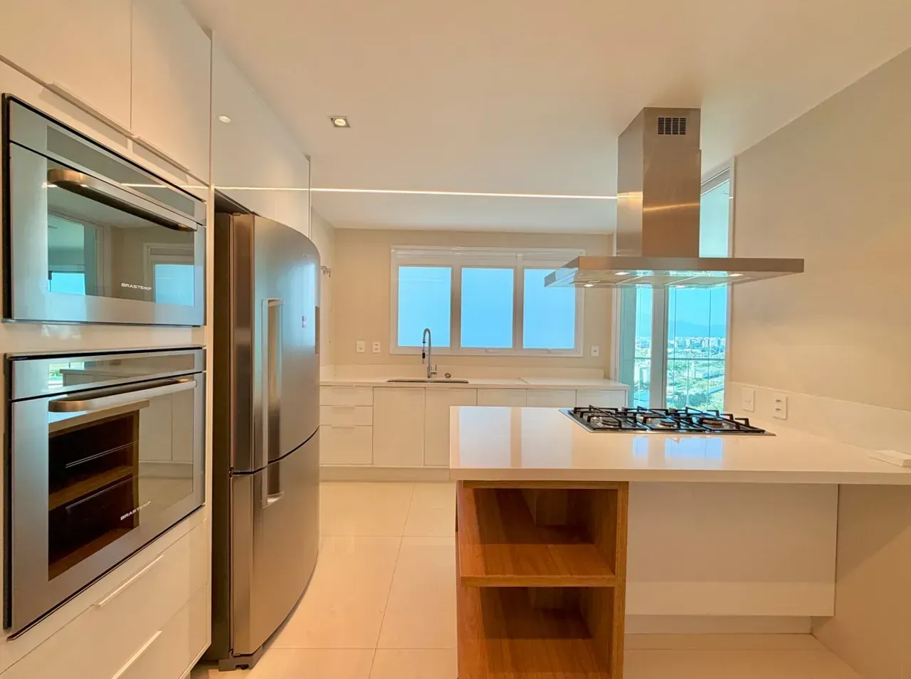 266 m² apartment with 3 bedrooms and an open kitchen — photo 2