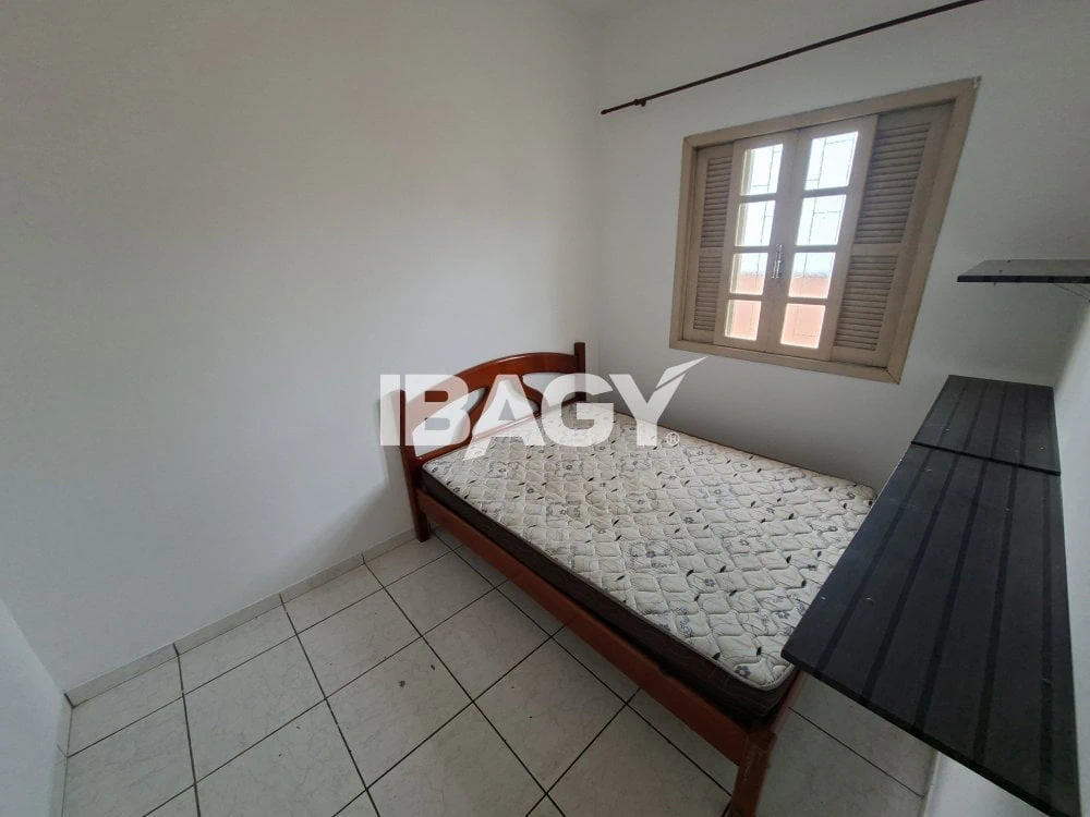 Furnished studio with closed kitchen and gas stove