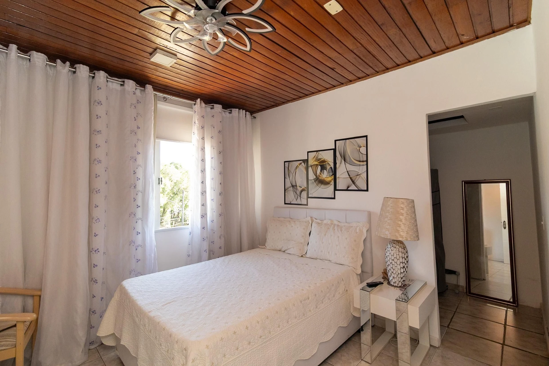 Furnished 4-bedroom apartment with balcony and desk area — photo 12