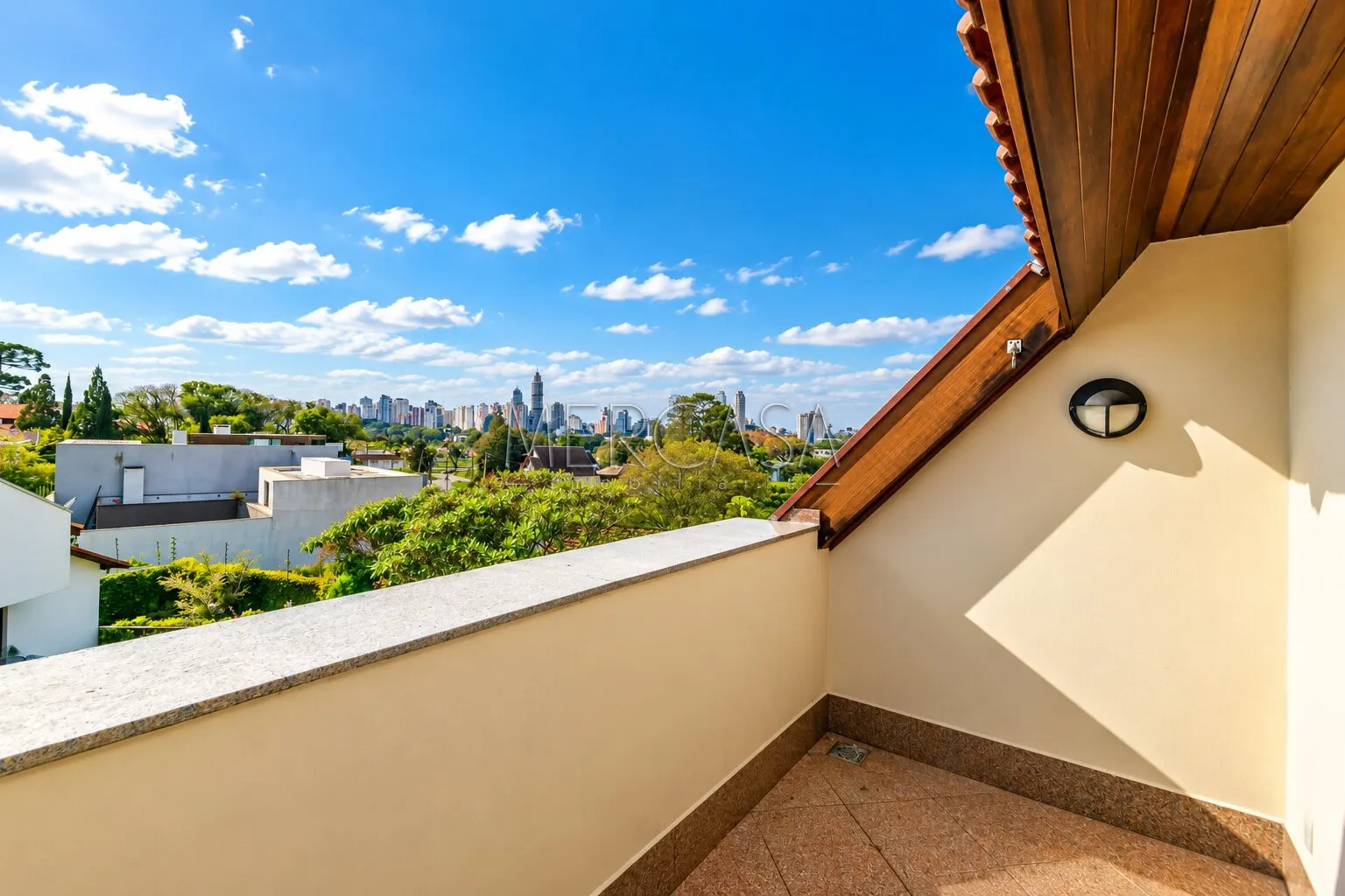 3-bedroom house with a bathtub in Curitiba — photo 65