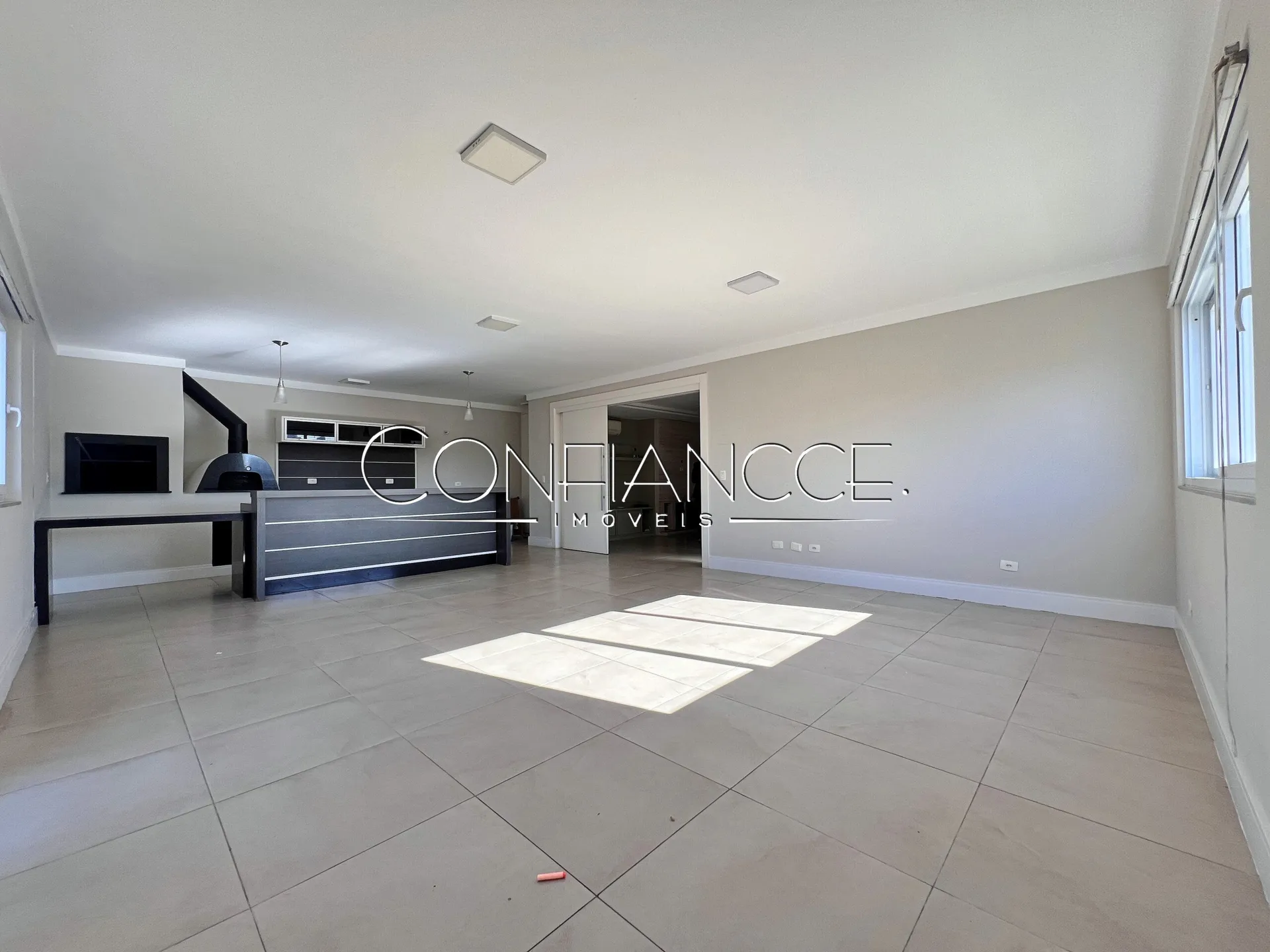 House with open-plan kitchen and 5 bedrooms and 5 baths — photo 23