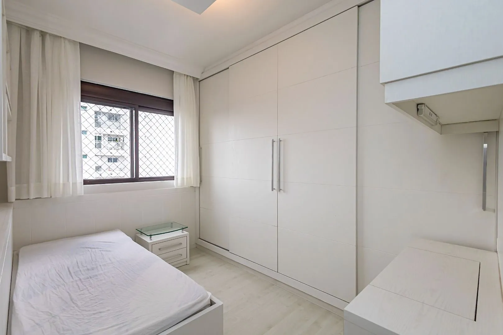 119 m² apartment with floor-to-ceiling windows and a bathtub — photo 25