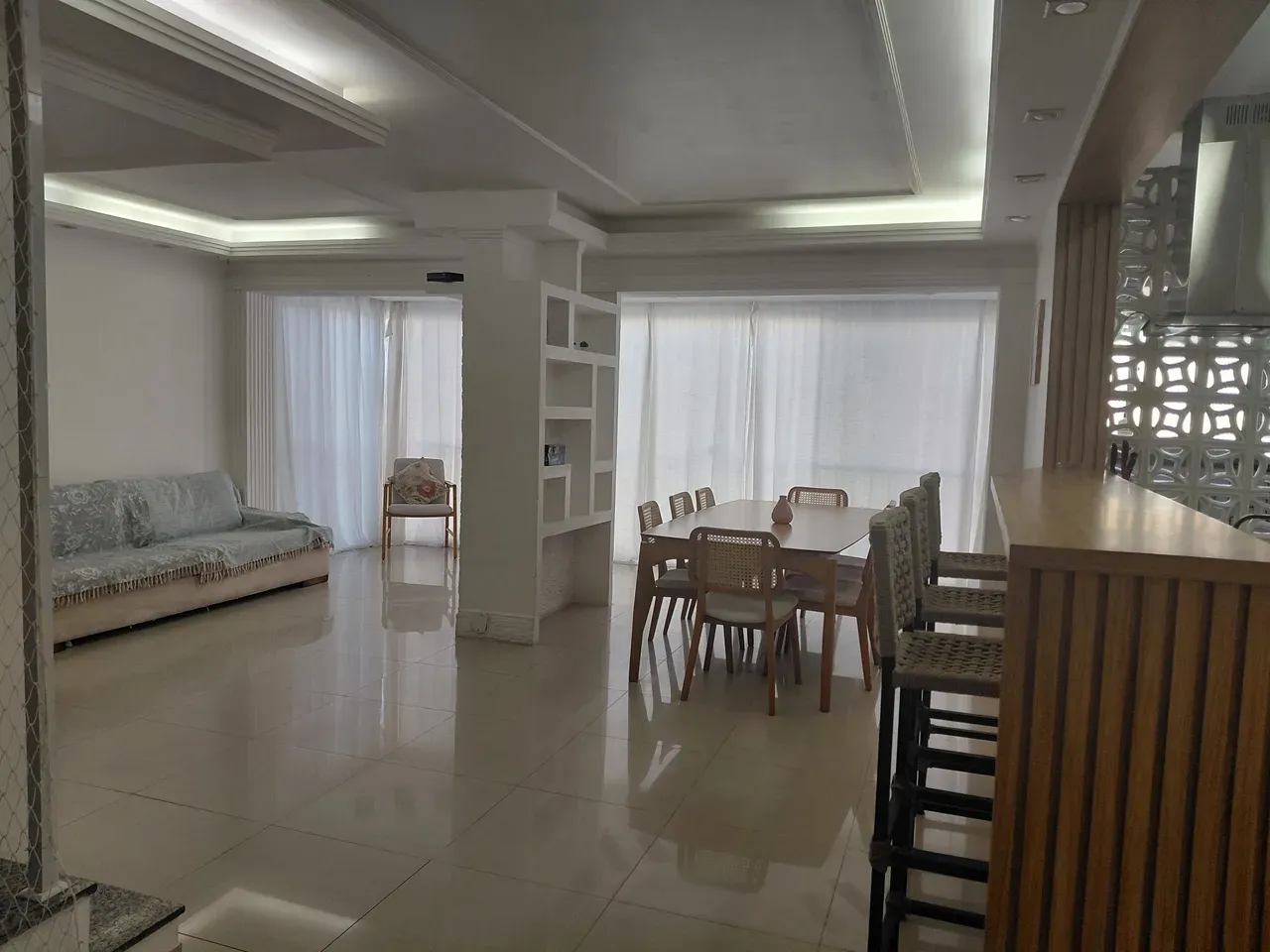 Furnished 3-bedroom apartment with glass balcony — photo 2