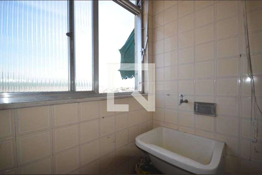 Apartamento com 2 quartos e box de vidro no banheiro — photo 30