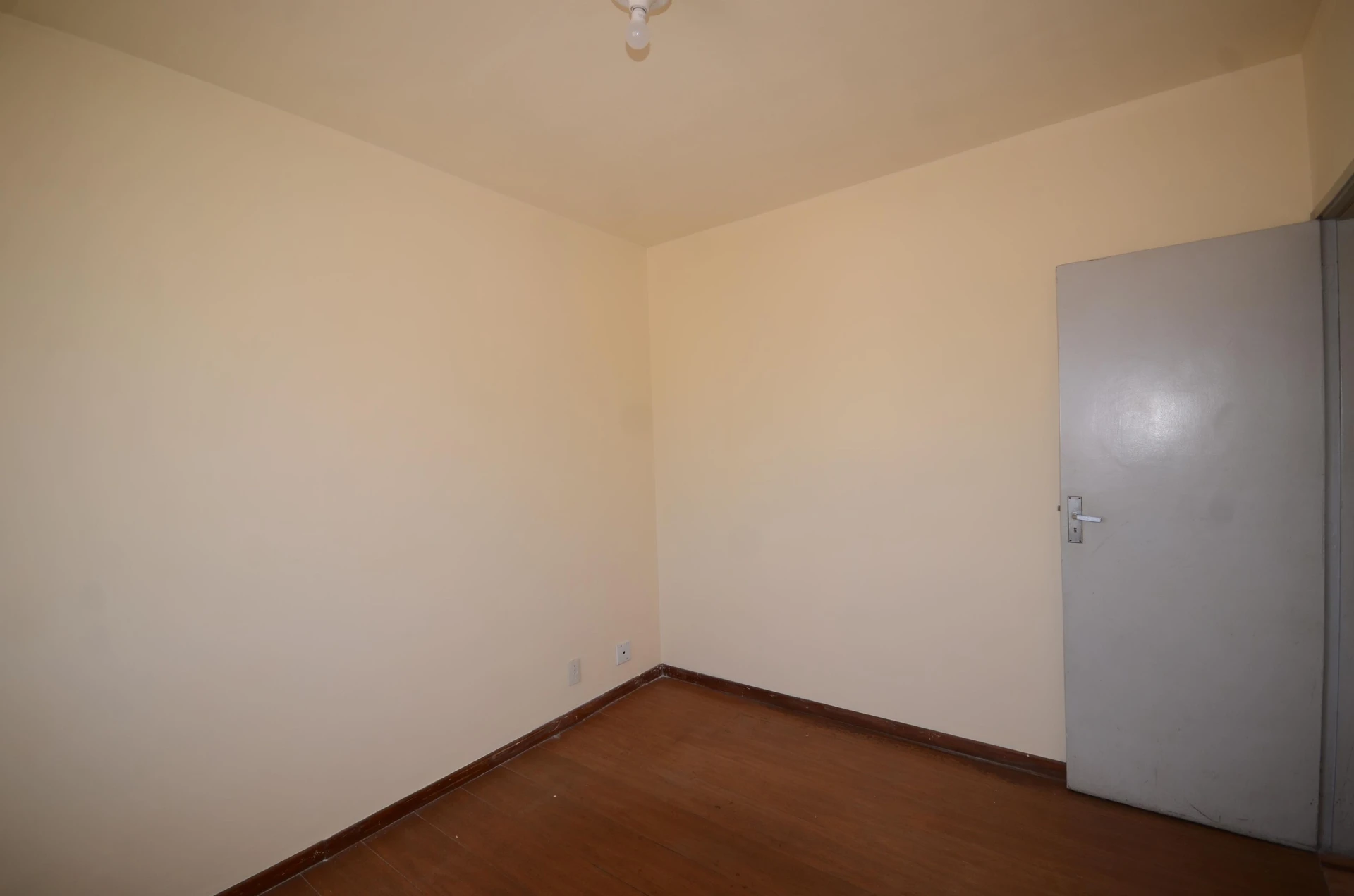 Unfurnished 2-bedroom apartment with a private garden — photo 27