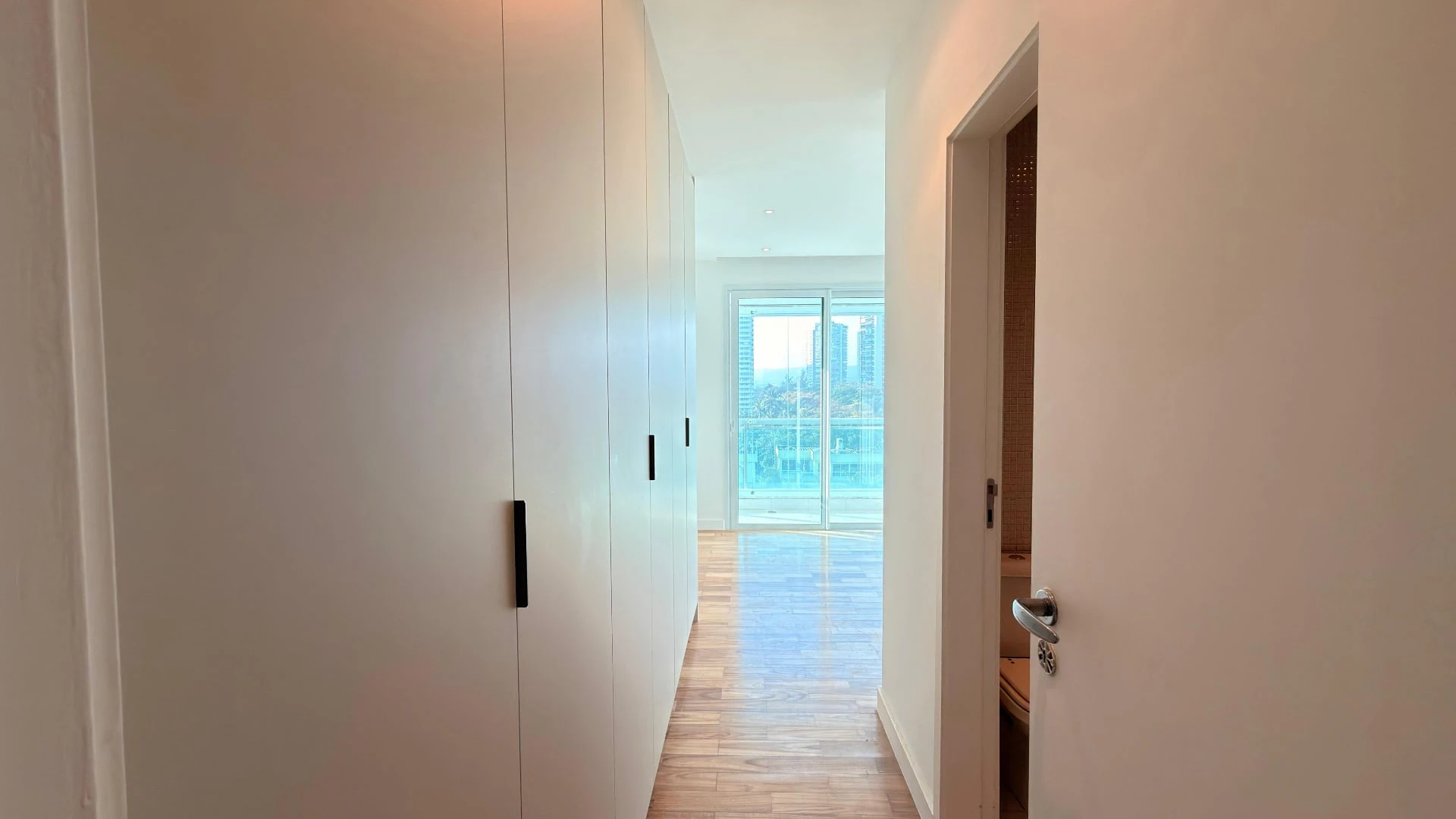 575 m² apartment with 5 en-suite bedrooms and glass balcony — photo 23