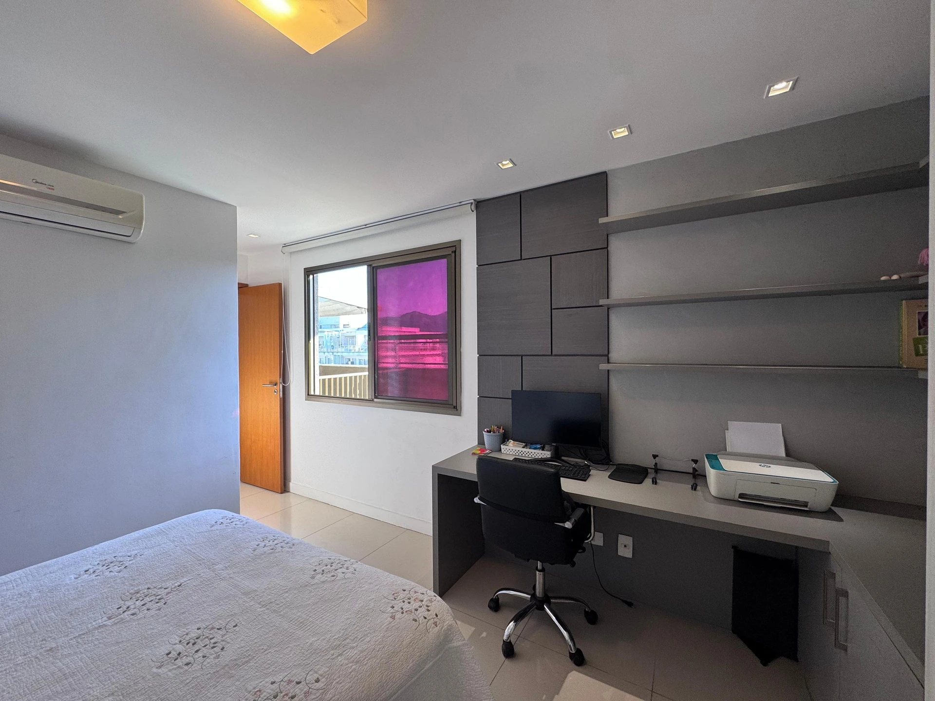 4-bedroom apartment with a glass-enclosed balcony — photo 13