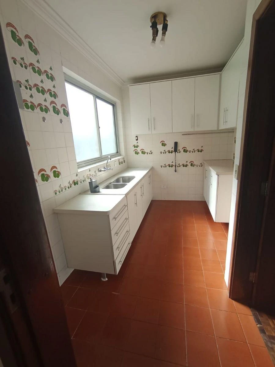 Wood or laminate floors in a 3-bedroom apartment, 110 m² — photo 2