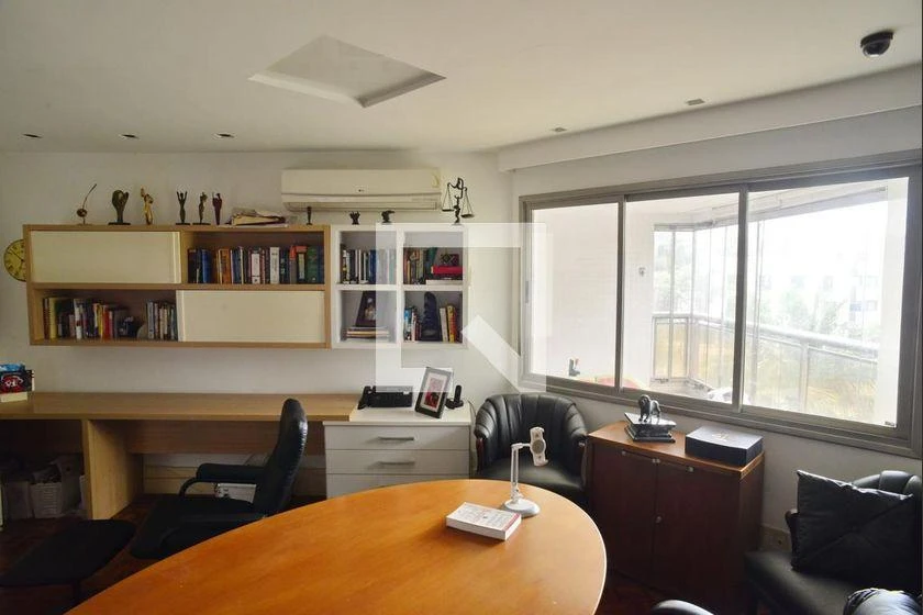 4-bedroom apartment with enclosed glass balcony — photo 34