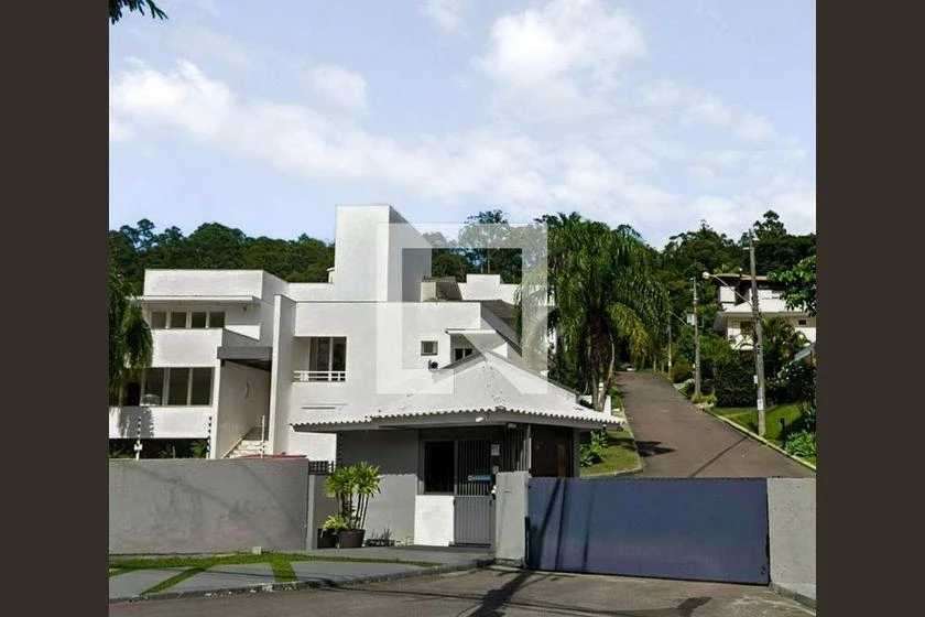 Floor-to-ceiling windows in a 4-bedroom house, 300 m² — photo 47