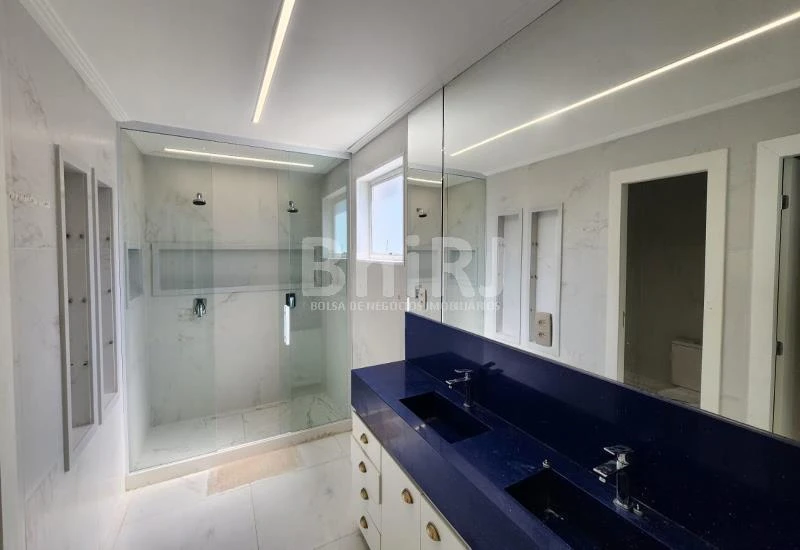 House with 6 bedrooms and 500 m² with 2 parking spaces — photo 33