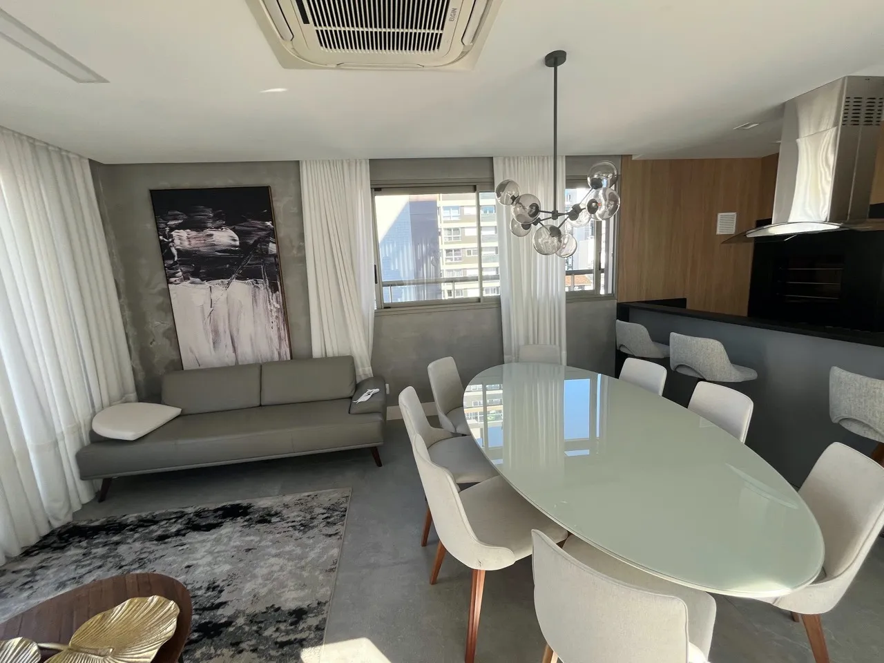 Apartamento mobiliado com 3 suítes e 132 m²